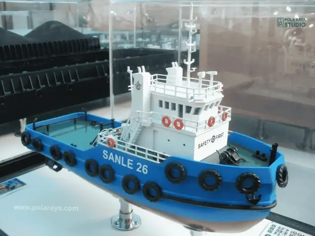 Miniatur kapal sebagai contoh kemampuan membuat objek fisik detail Pola Raya Studio