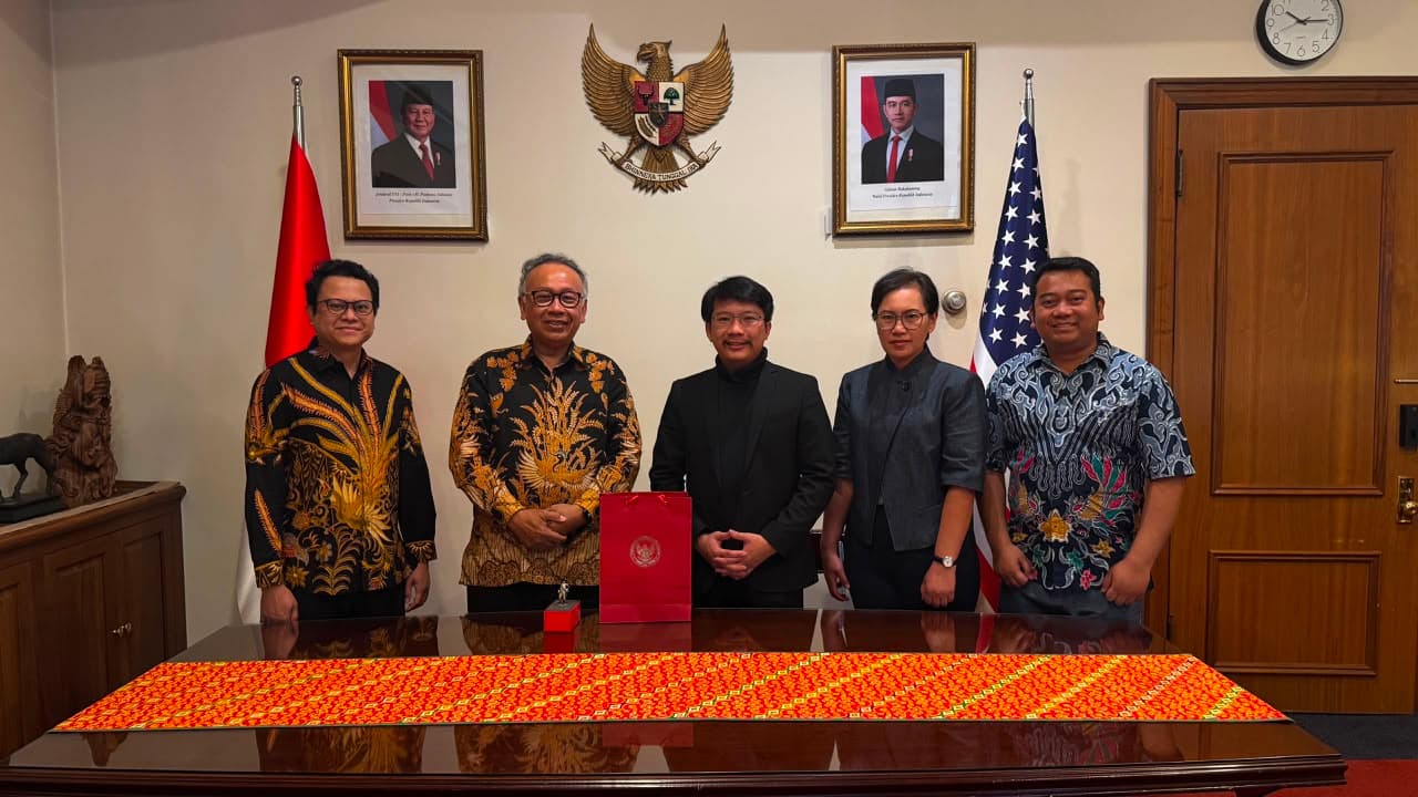 Delegasi KJRI New York dan Pola Raya Studio setelah penandatanganan LOI di New York